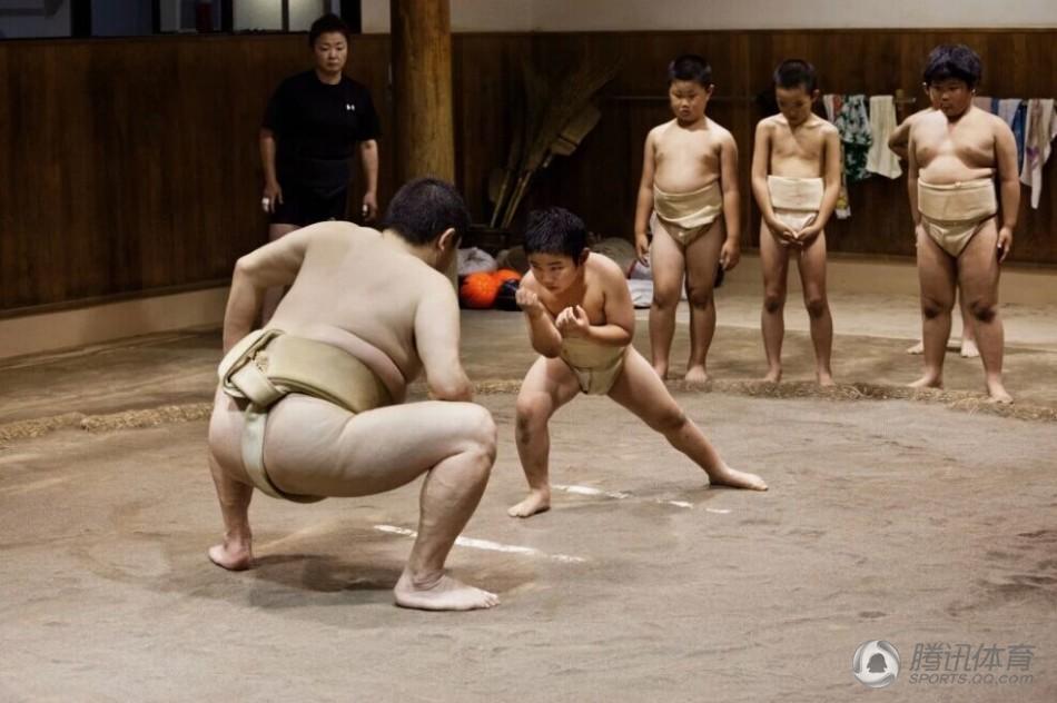 组图：日本少年的相扑课 近乎全裸搏斗的兴趣班