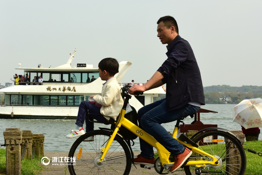 太危险！杭州有些家长竟用共享单车车兜载娃