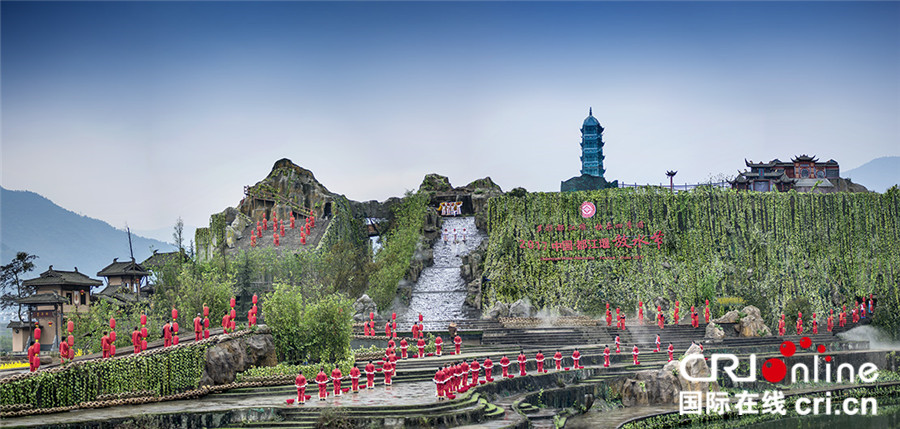 2017中国·都江堰放水节盛装启幕 重现千年前“古法治水”情景