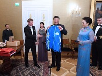 習近平同芬蘭總統會見中芬冰雪運動員代表