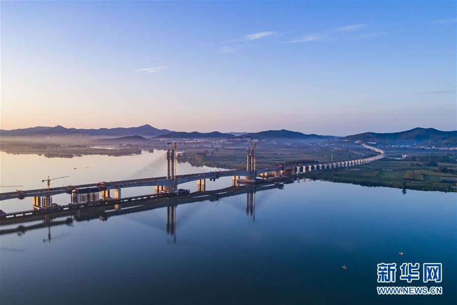 蒙華鐵路漢江特大橋完成挂索