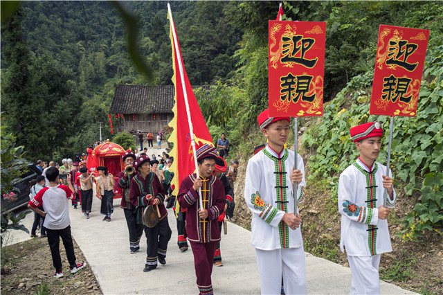 恩施:土家婚俗吸引千人觀看