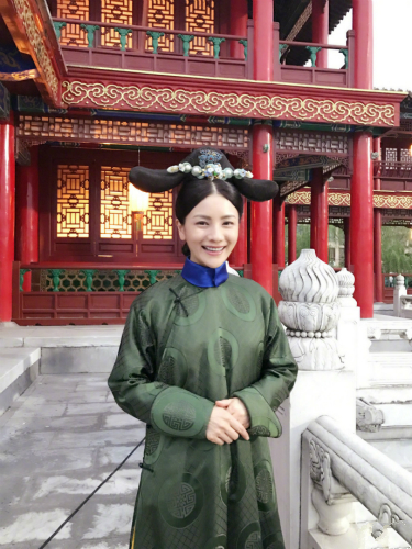 纯妃娘娘上线!胡可《如懿传》造型自嘲笑不露齿