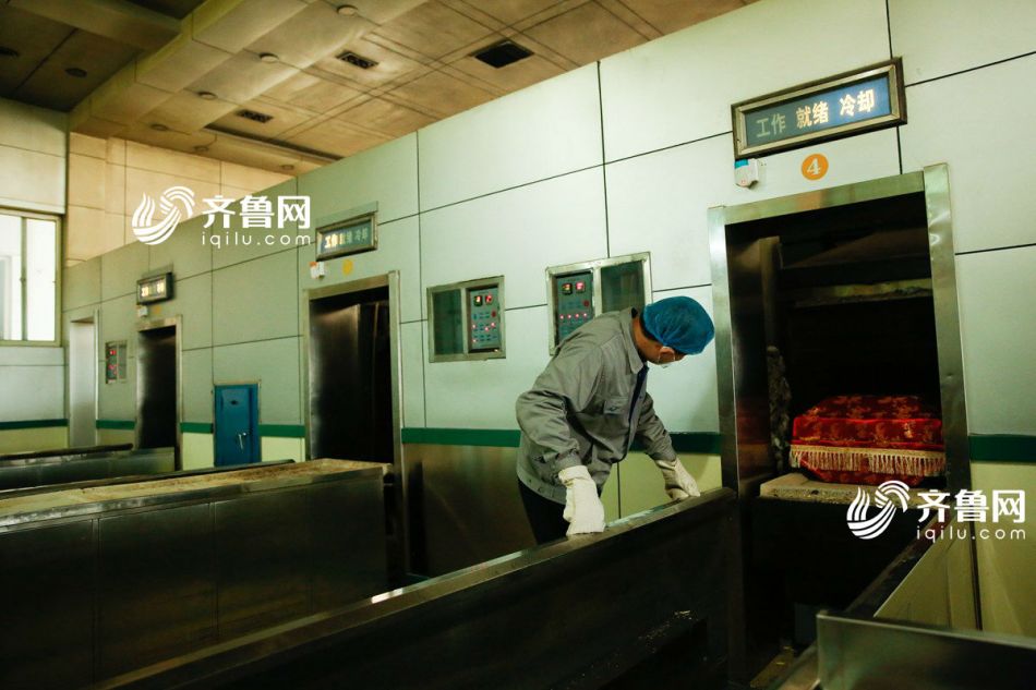 火化遗体容时易产生二噁英,二噁英系一类剧毒物质,其毒性相当于人们