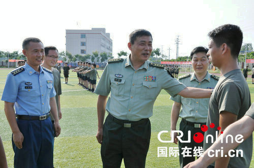 常委,南阳军分区司令员季陵,在查看该市役前青年教育集训时,对邓州