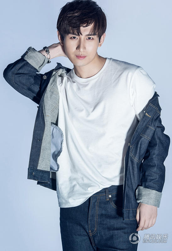 高清:成毅曝简约牛仔时尚大片 难掩健硕好身材