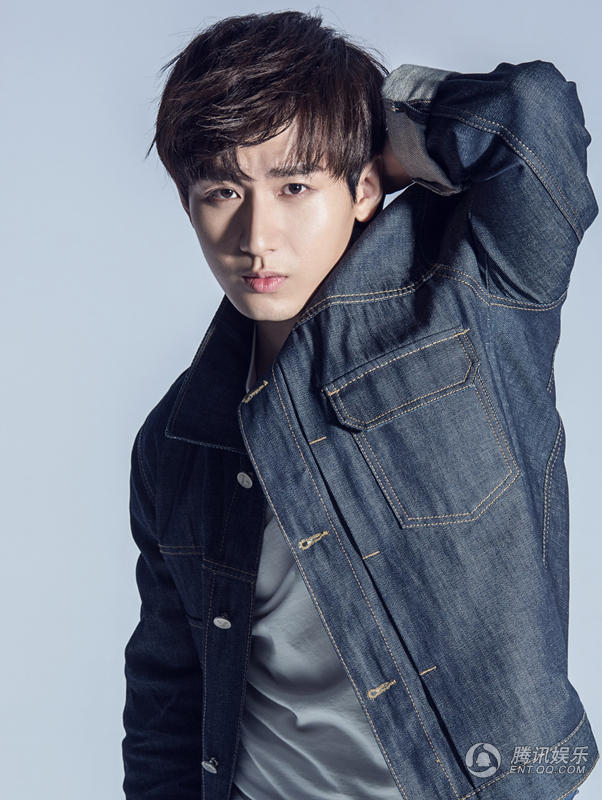 高清:成毅曝简约牛仔时尚大片 难掩健硕好身材