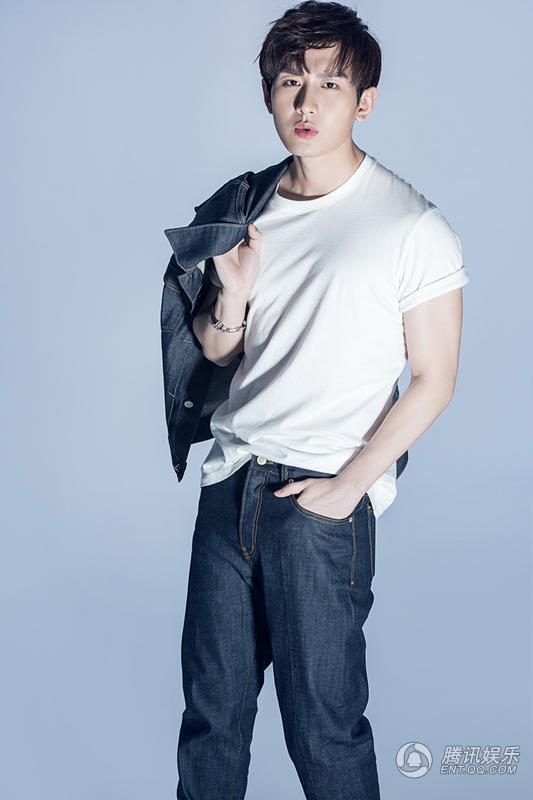 高清:成毅曝简约牛仔时尚大片 难掩健硕好身材