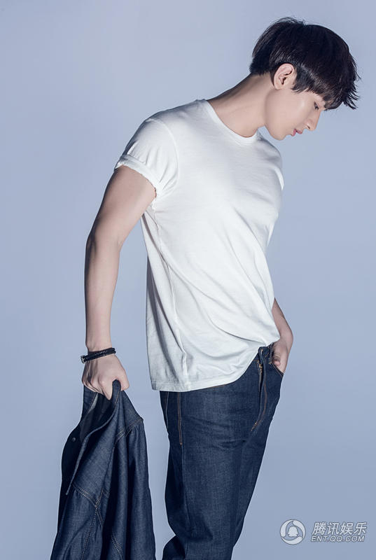 高清:成毅曝简约牛仔时尚大片 难掩健硕好身材