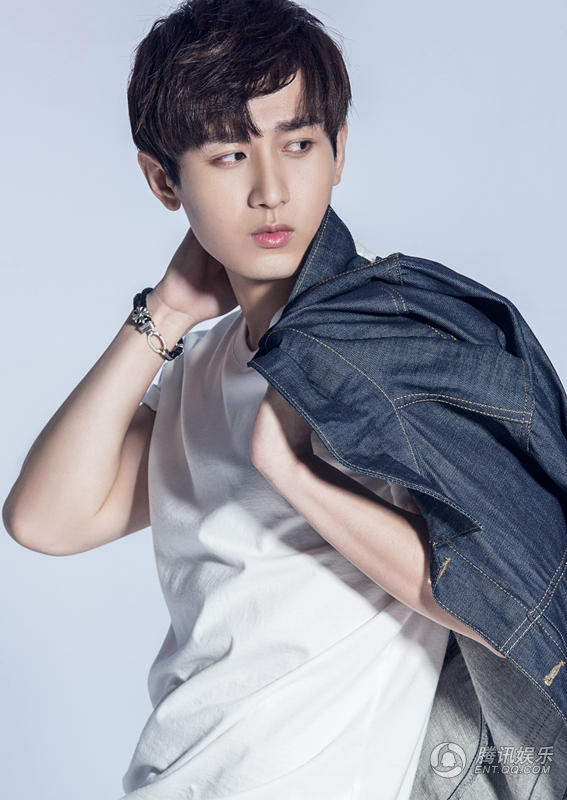 高清:成毅曝简约牛仔时尚大片 难掩健硕好身材