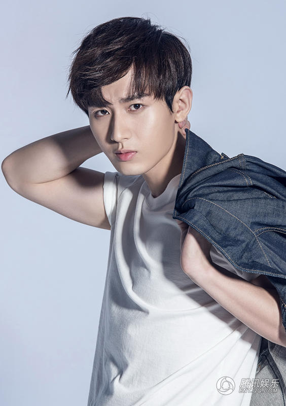 高清:成毅曝简约牛仔时尚大片 难掩健硕好身材