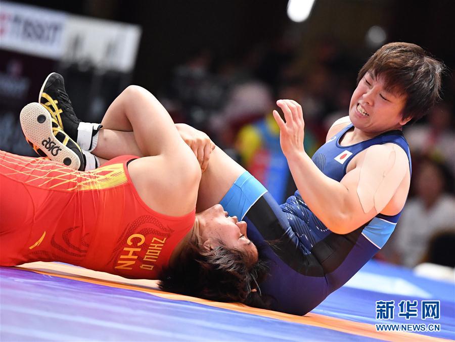 女子自由式摔跤76公斤级:中国选手周倩夺冠