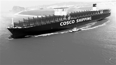 世界最大級別集裝箱船在旅順交付
