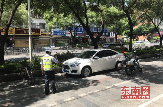 【法治 图文】【滚动新闻】【地市 泉州】 泉州丰泽交警开展违停行为整治 一上午查处330余起