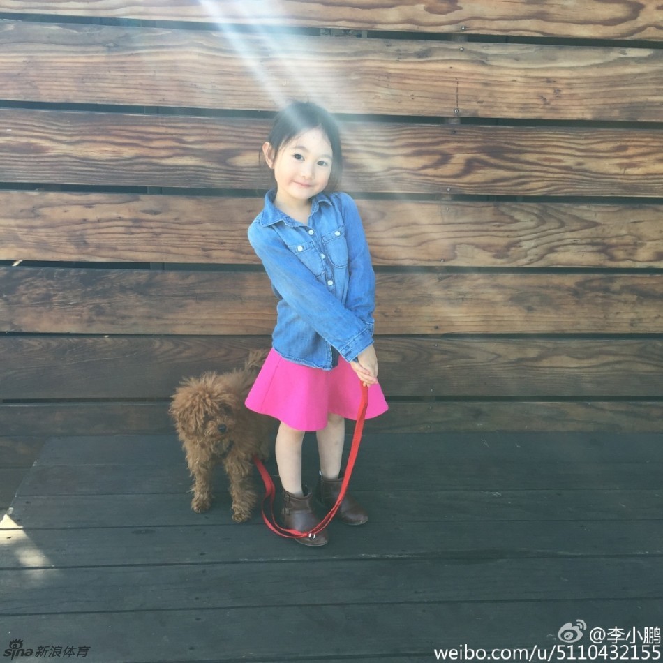 曾经的奥运冠军李小鹏的女儿最近学起了骑马,奥莉不仅长得可爱迷人,更