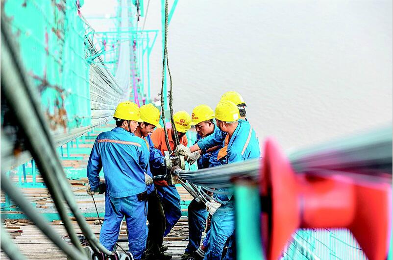 杨泗港长江大桥即将完成主缆架设