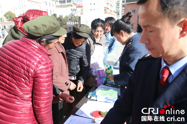 甘孜乡城县国地税局开展联合税收宣传活动