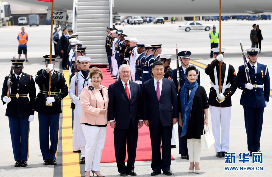 4月6日，國家主席習近平乘專機抵達美國佛羅里達州，將在海湖莊園同美國總統(tǒng)特朗普舉行中美元首會晤。習近平和夫人彭麗媛受到美國國務卿蒂勒森夫婦等熱情迎接。新華社記者 吳曉凌 攝