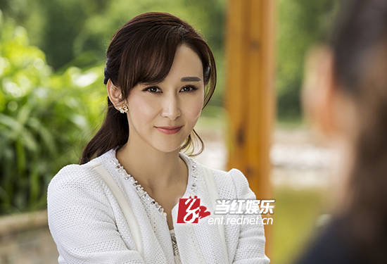 人民美女蛇胡静跟着婆婆聚会找灵感