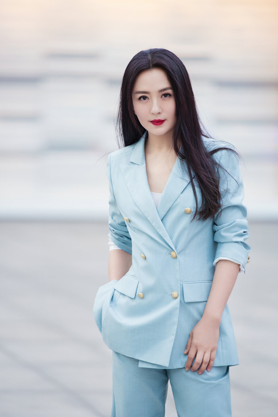 杨童舒西装主题街拍精致浪漫不失英气