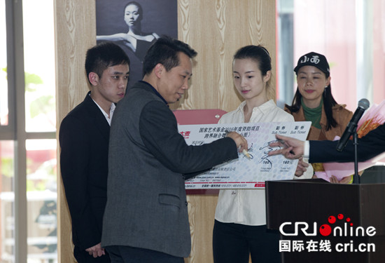 【文化標題摘要】換個姿勢“吃小面” 重慶首部跨界融合舞臺劇開票 【文化標題摘要】換個姿勢“吃小面” 重慶首部跨界融合舞臺劇開票