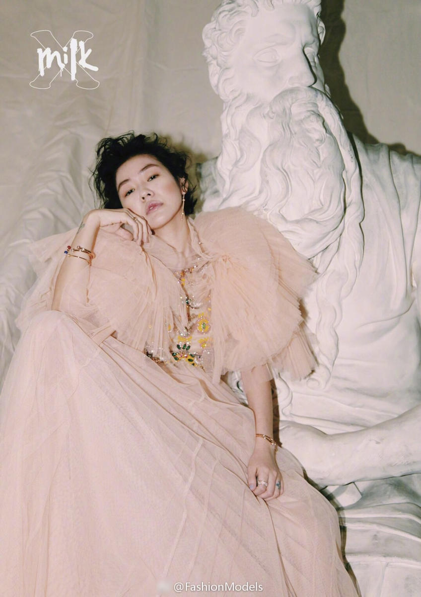 高清:小S挑戰“純白眼唇粧” 粧容大膽又嫵媚