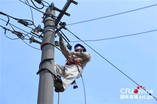 （供稿 社会广角列表 CHINANEWS带图列表 移动版）与时间赛跑 南京高温天气下的电力抢修工