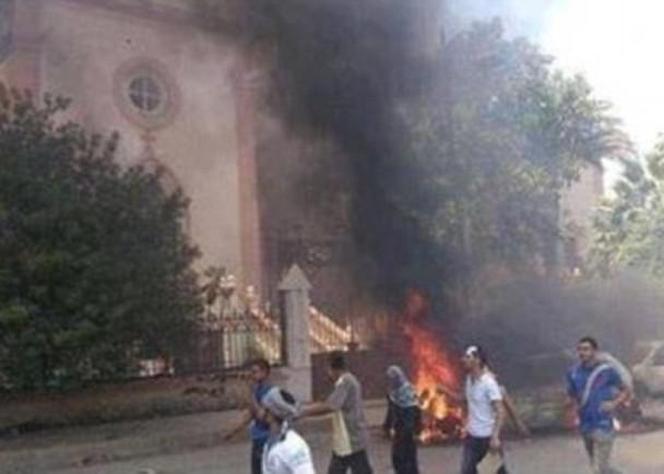 坦塔教堂外燃起大火