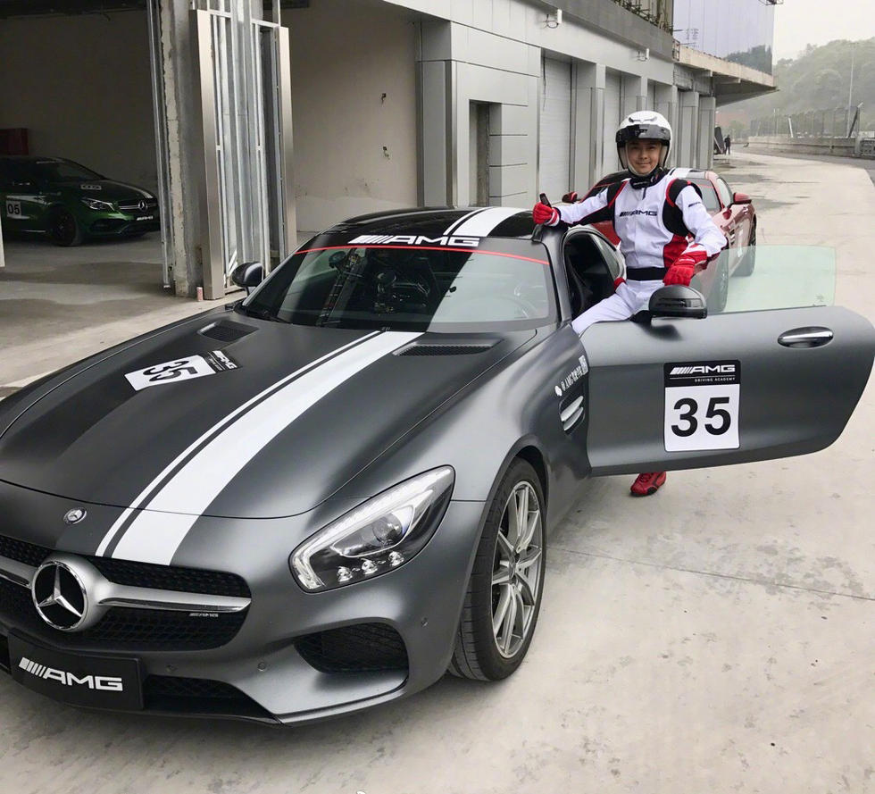 老司机还是青春的模样 林志颖亮相赛车活动