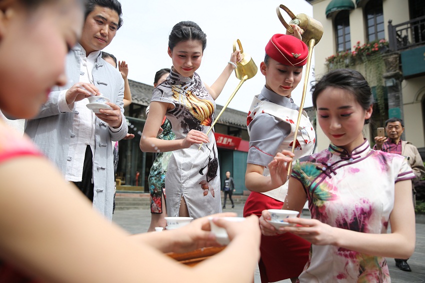 旗袍美女成都宽窄巷子学长嘴壶"龙行十八式"(组图)-国际在线