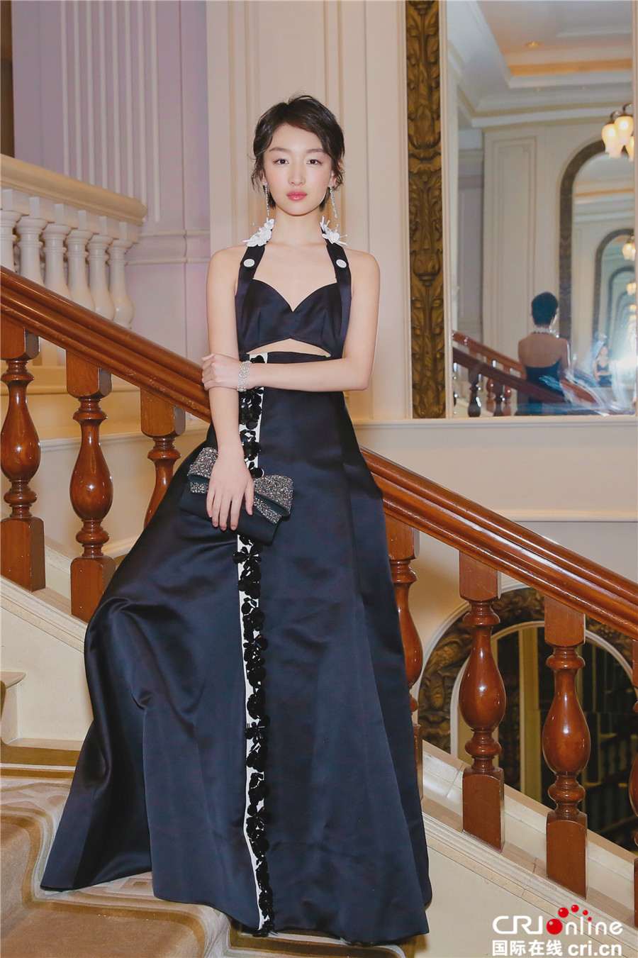 周冬雨亮相金像奖红毯称与马思纯是不能分开的