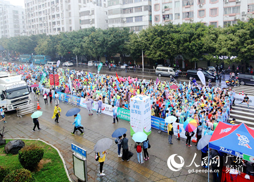 近1.5万名选手雨中参跑肇庆马拉松