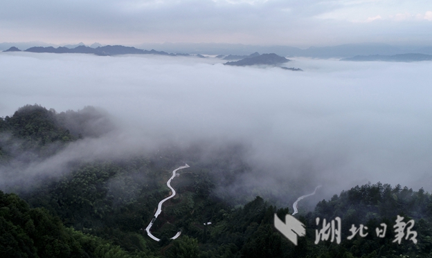 扶貧路似“玉帶”繞山 助推深山群眾脫貧致富