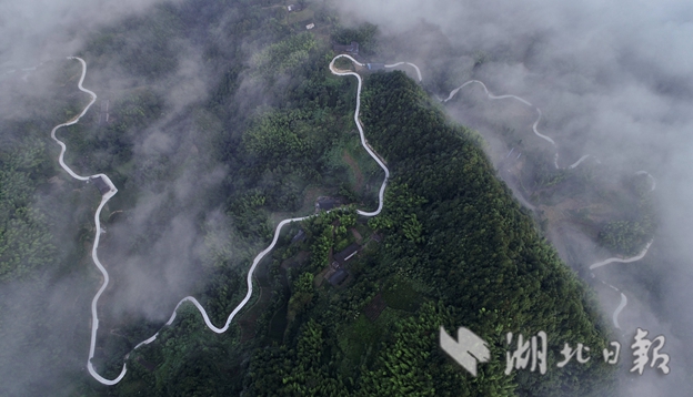 扶貧路似“玉帶”繞山 助推深山群眾脫貧致富