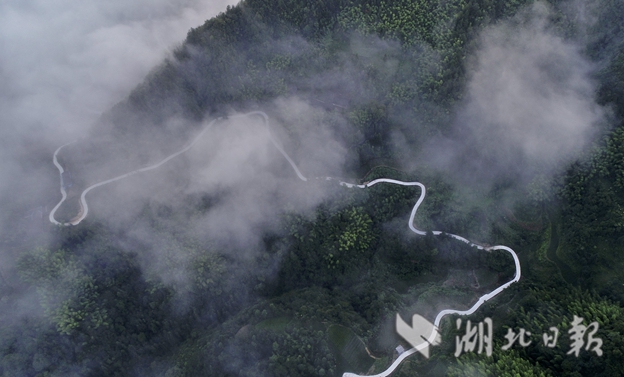 扶贫路似“玉带”绕山 助推深山群众脱贫致富