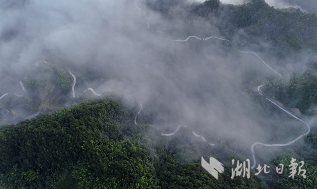 扶贫路似“玉带”绕山 助推深山群众脱贫致富