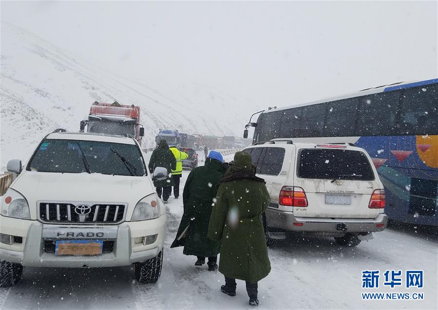 国道215线当金山路段因大雪道路结冰200多车辆被困