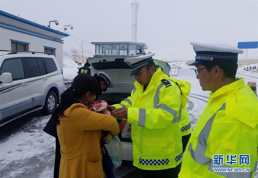 国道215线当金山路段因大雪道路结冰200多车辆被困