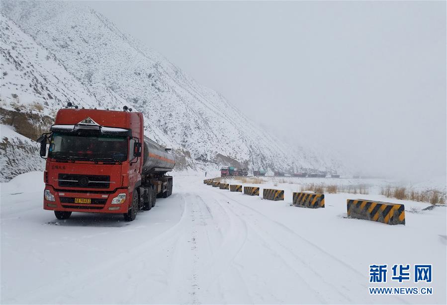 国道215线当金山路段因大雪道路结冰200多车辆被困