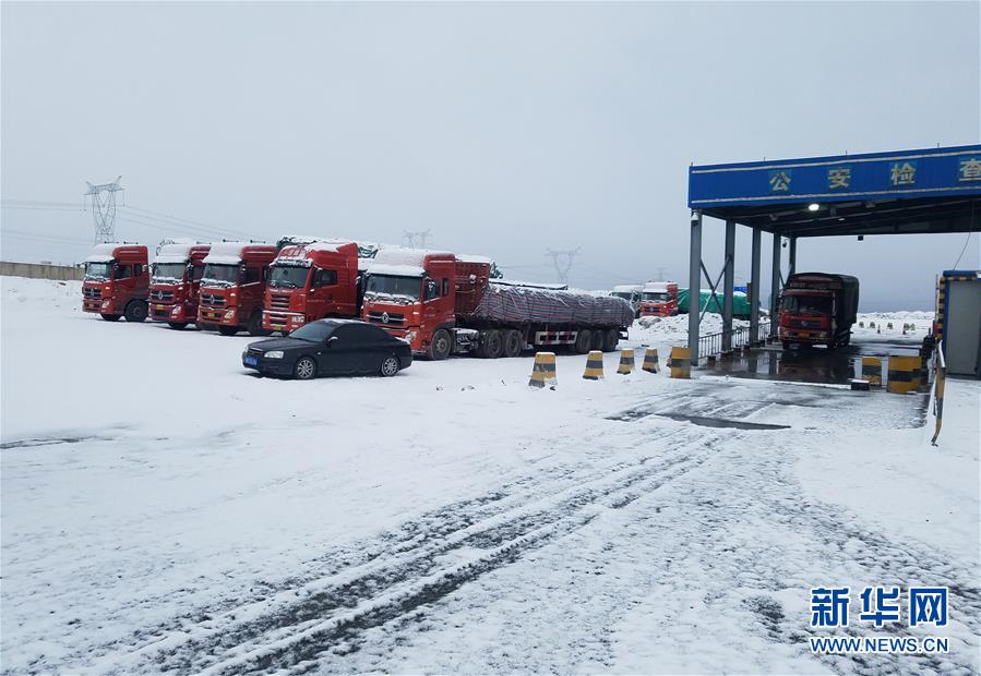 国道215线当金山路段因大雪道路结冰200多车辆被困