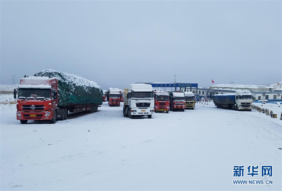 国道215线当金山路段因大雪道路结冰200多车辆被困