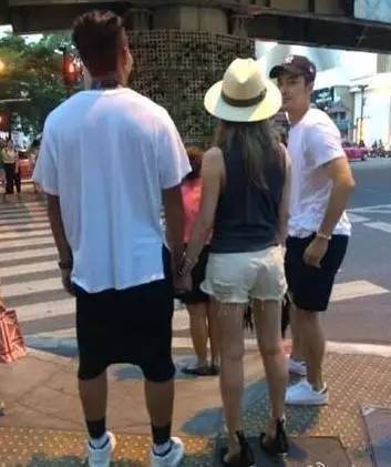 萧亚轩又双叒叕分手了，但她一直爱得很狂热