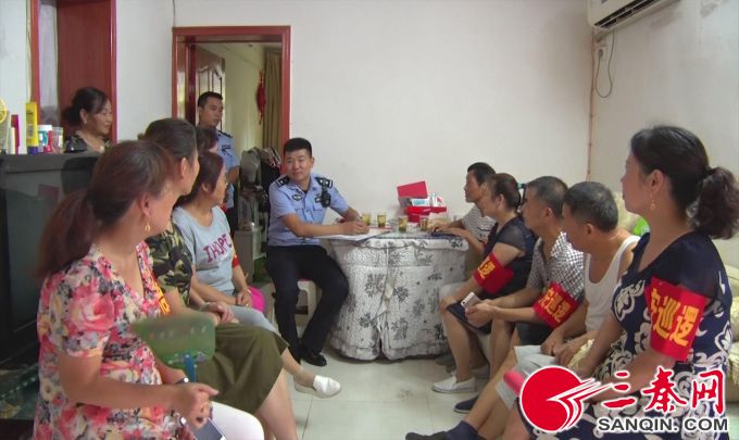 【三秦大地 安康】社区民警工作札记：迈开脚走进群众心 “门难进”变“笑脸迎”