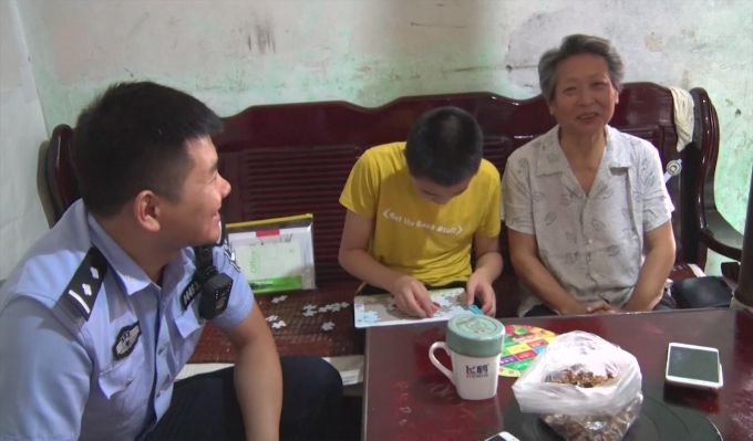 【三秦大地 安康】社区民警工作札记：迈开脚走进群众心 “门难进”变“笑脸迎”