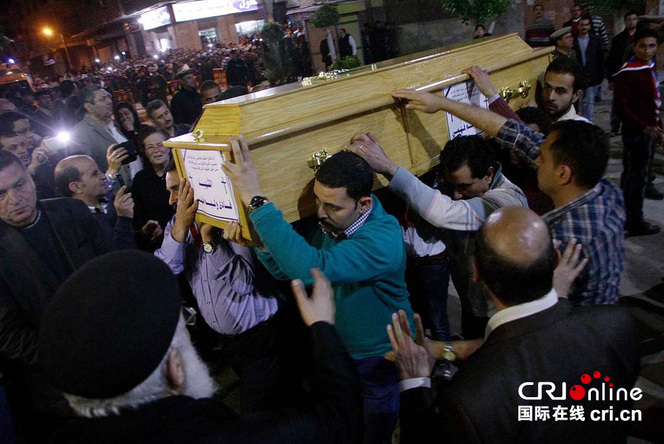 埃及兩教堂遭襲致47死 民眾深夜為遇難者舉行葬禮