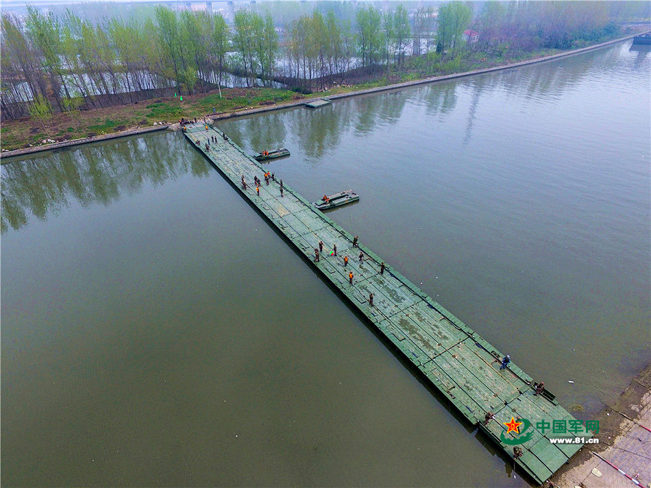 航拍浮桥架设:巨型积木这么"玩"(组图)