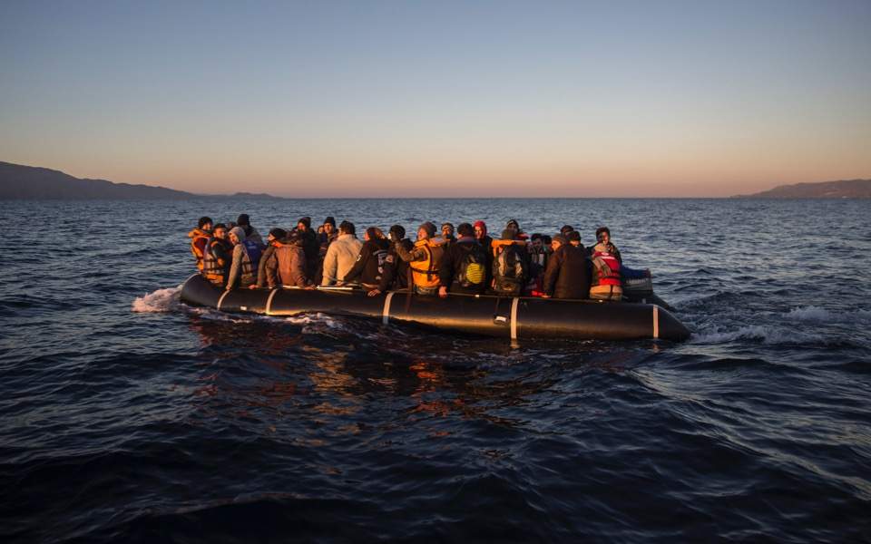 岛附近海域先后两次营救了乘坐各一艘小型偷渡船只的共87名非法移民