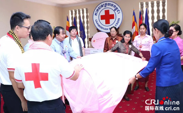 【唐已審】【供稿】廣西紅十字會向柬埔寨紅十字會捐贈2萬頂防蚊帳篷
