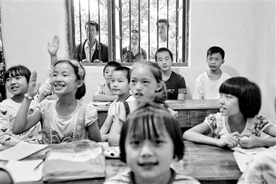 【山城故事】重庆退休教授贵州避暑 6年免费给当地孩子上课