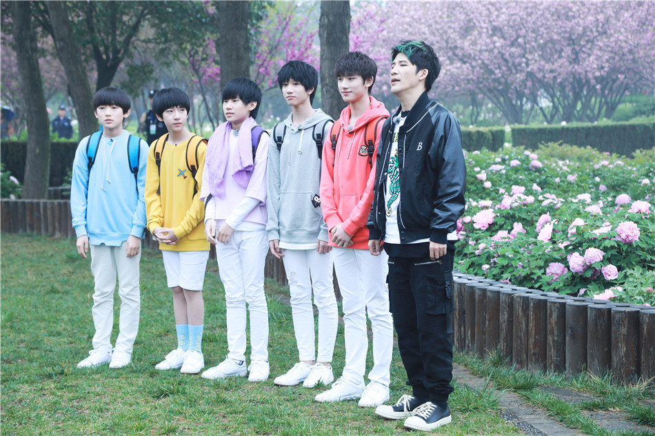 tf家族综艺首秀与大张伟同游赏花完颜亮眼